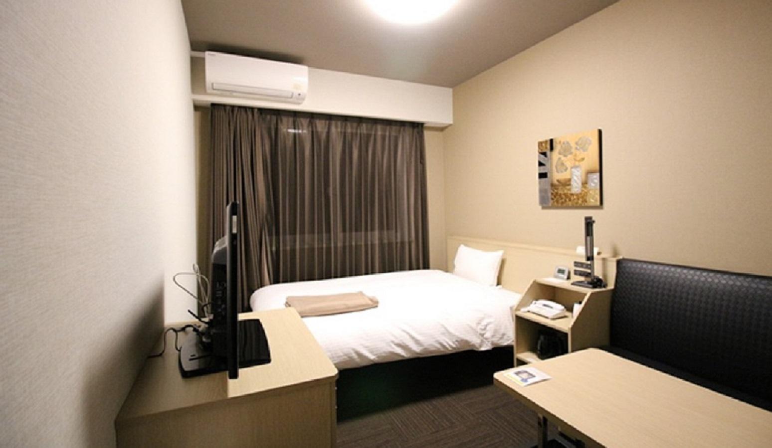 ROOM, SINGLE, SMOKING