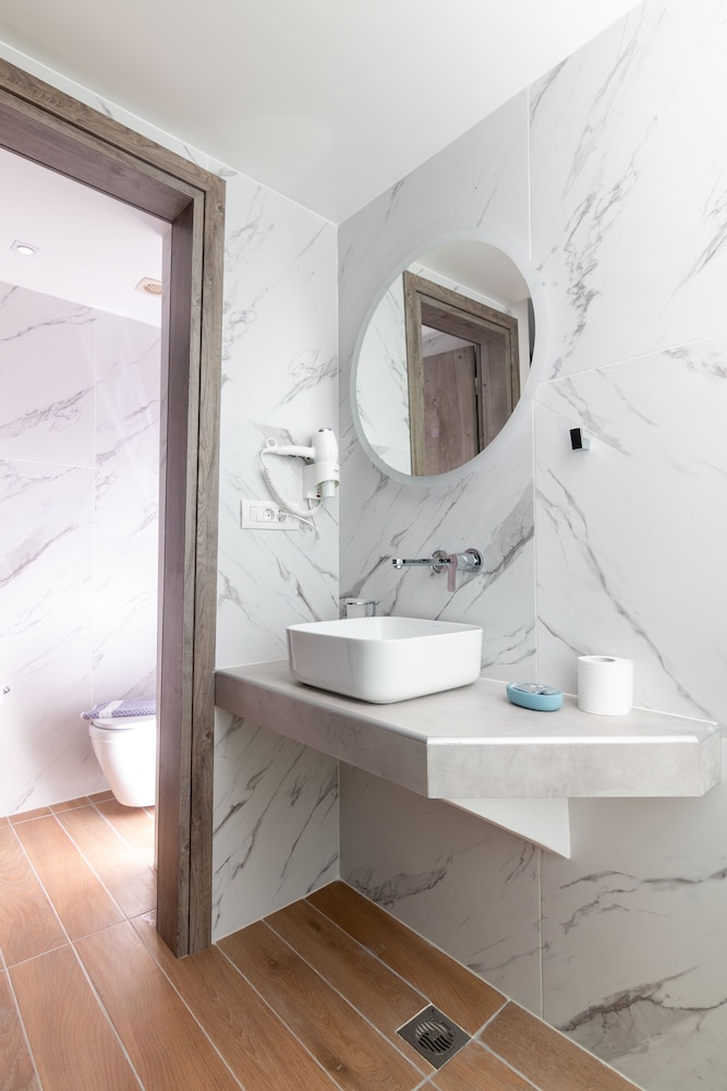 Dunlin Hotel Athens 45/48