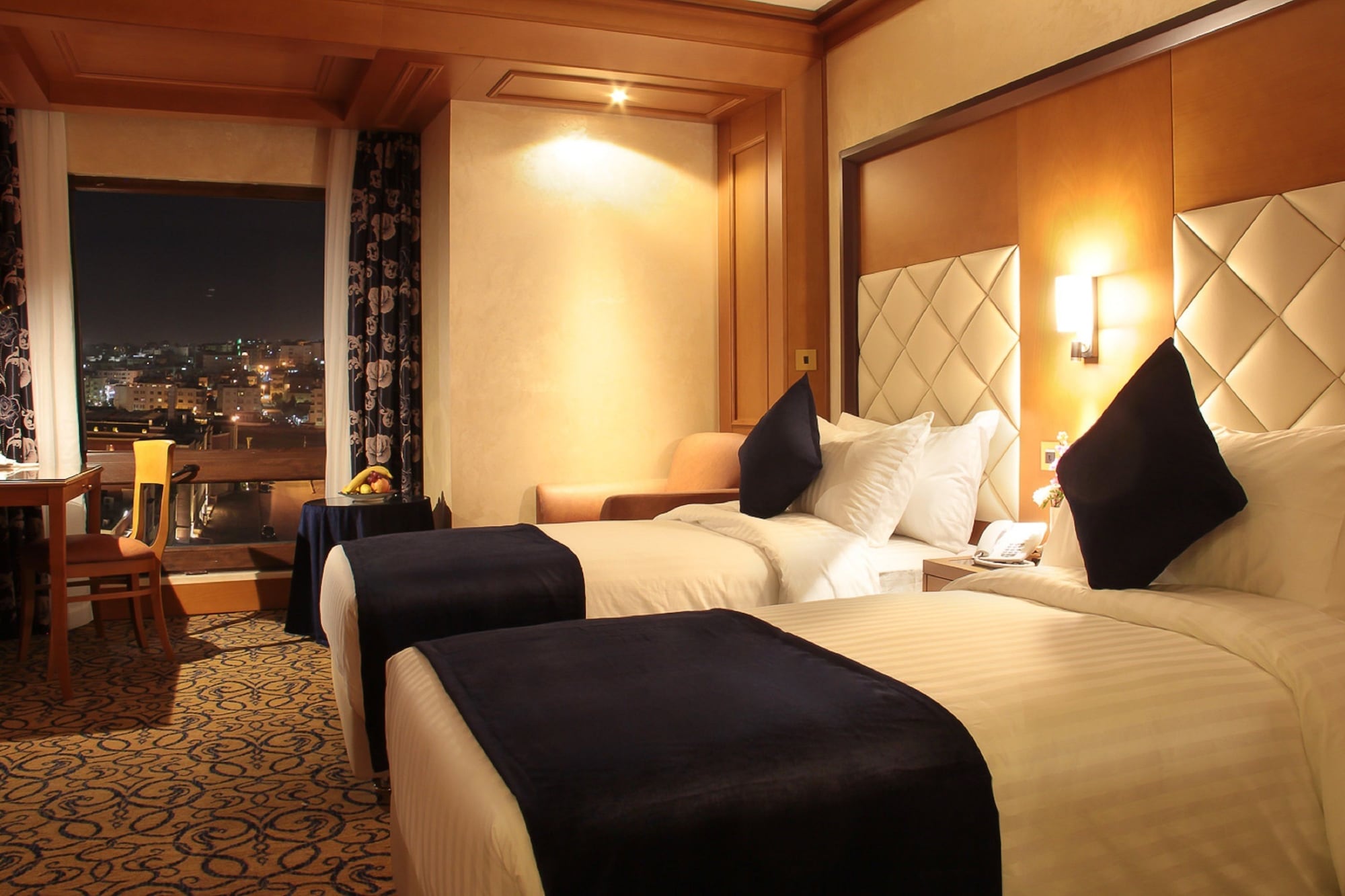 DELUXE, TWIN BEDS