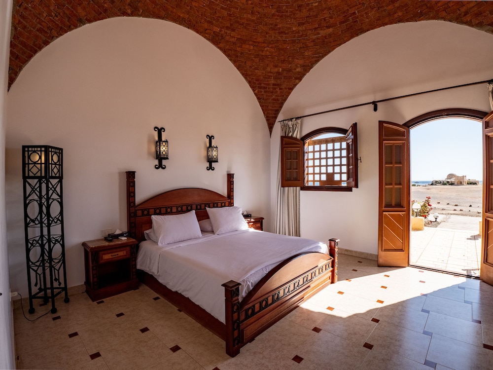DELUXE, DOUBLE OR TWIN BED, SEA VIEW