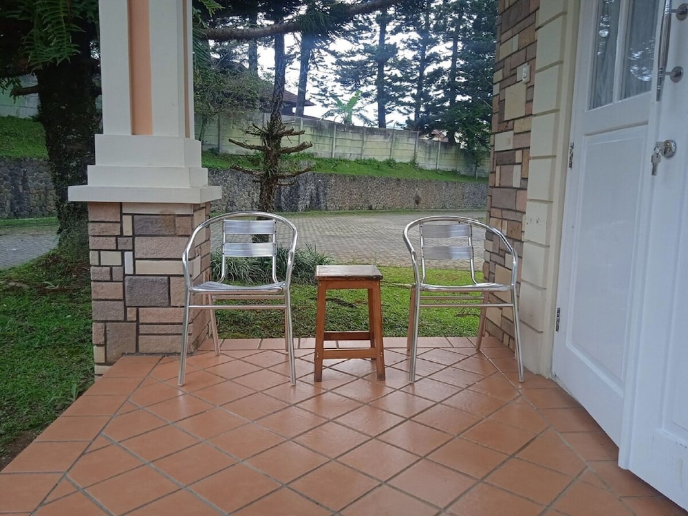 Villa Kota Bunga Anyelir 47/51