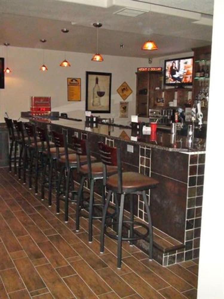 Price Pointe Inn 23/42