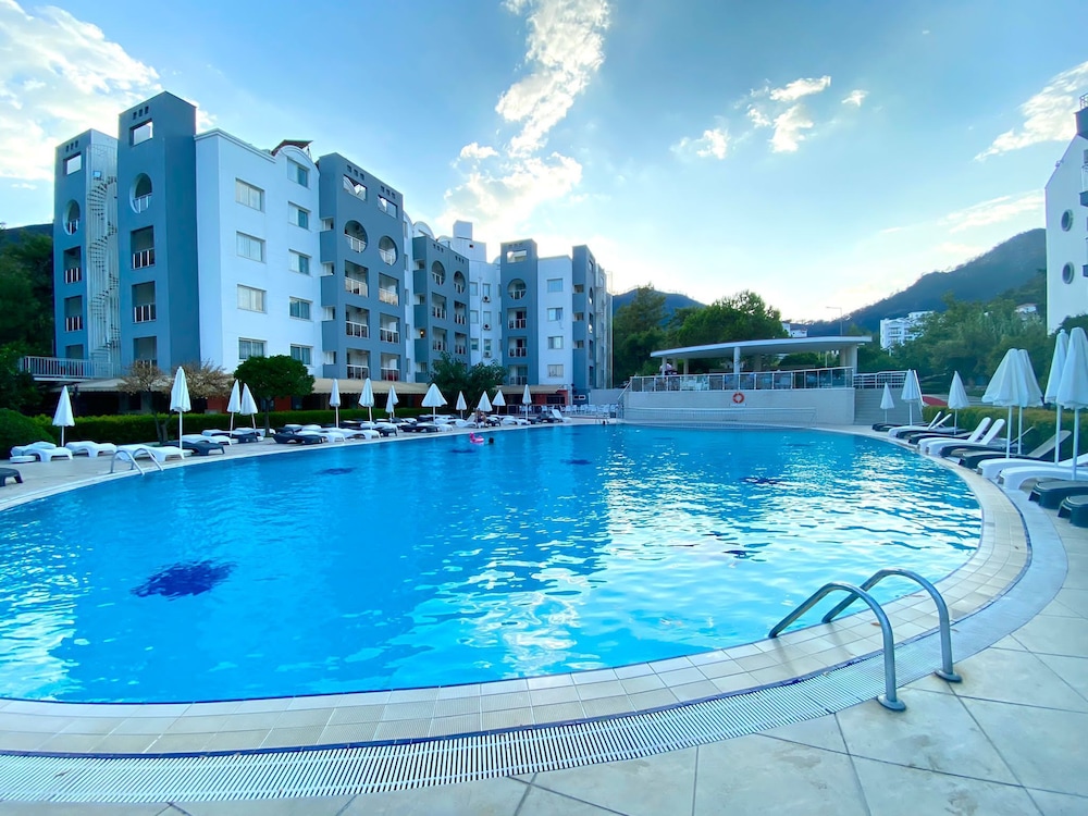 Caprice Beach Hotel 63/67