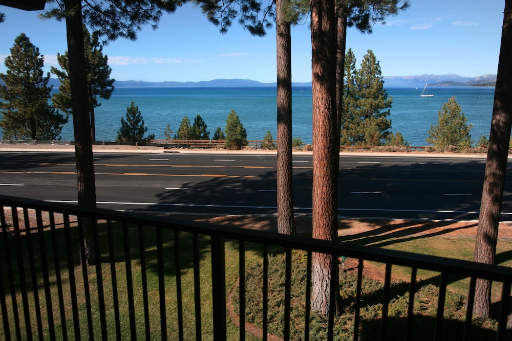 Hotel Azure Tahoe 34/39