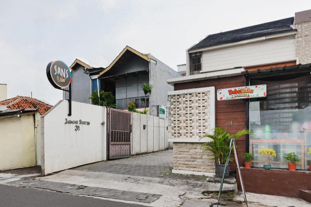 Reddoorz Plus @ Tb Simatupang 37/49