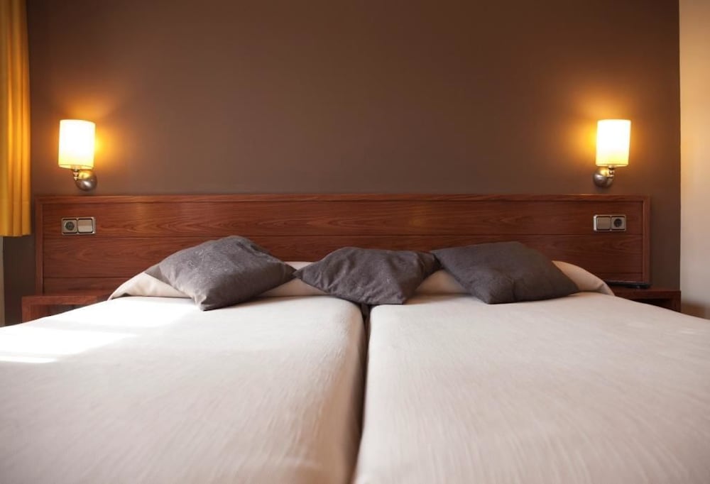 INTERIOR, DOUBLE BED