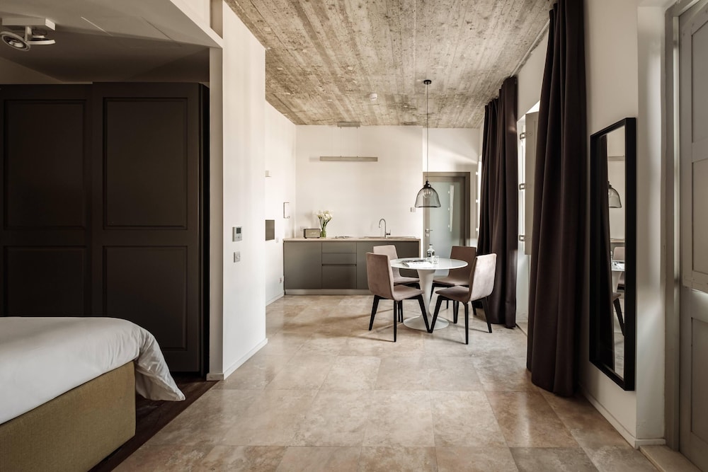 19 Rooms 29/71