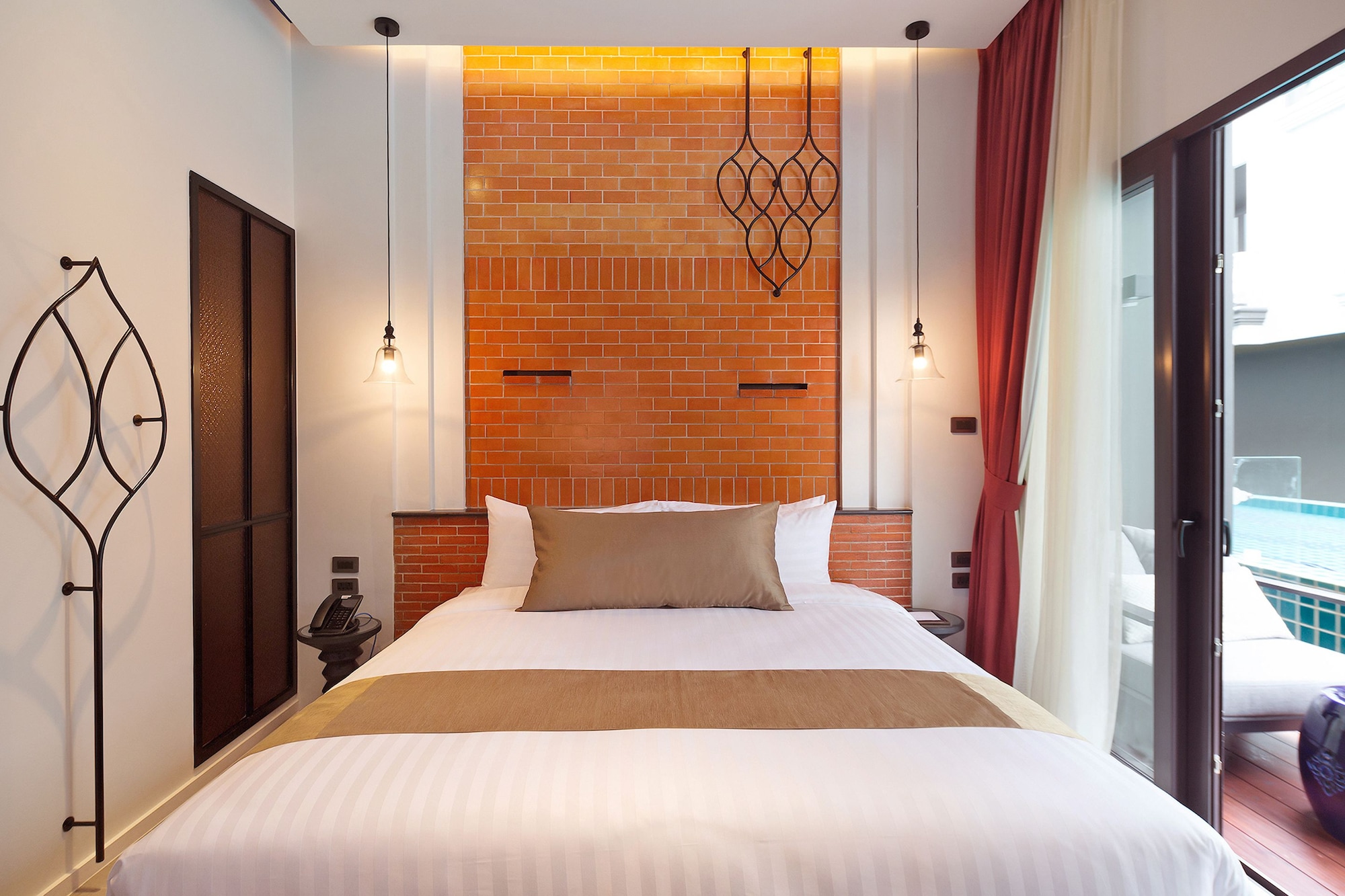 Deluxe, King Bed, Pool Access