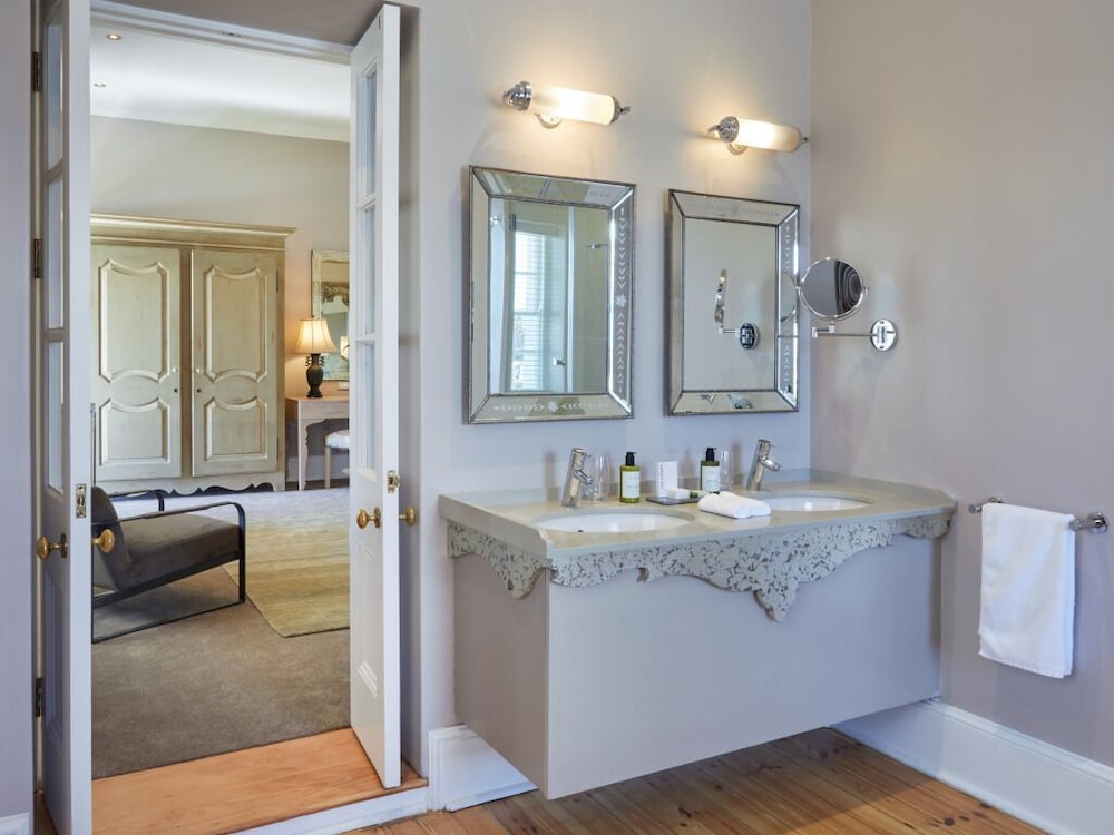 Dock House Boutique Hotel 48/49