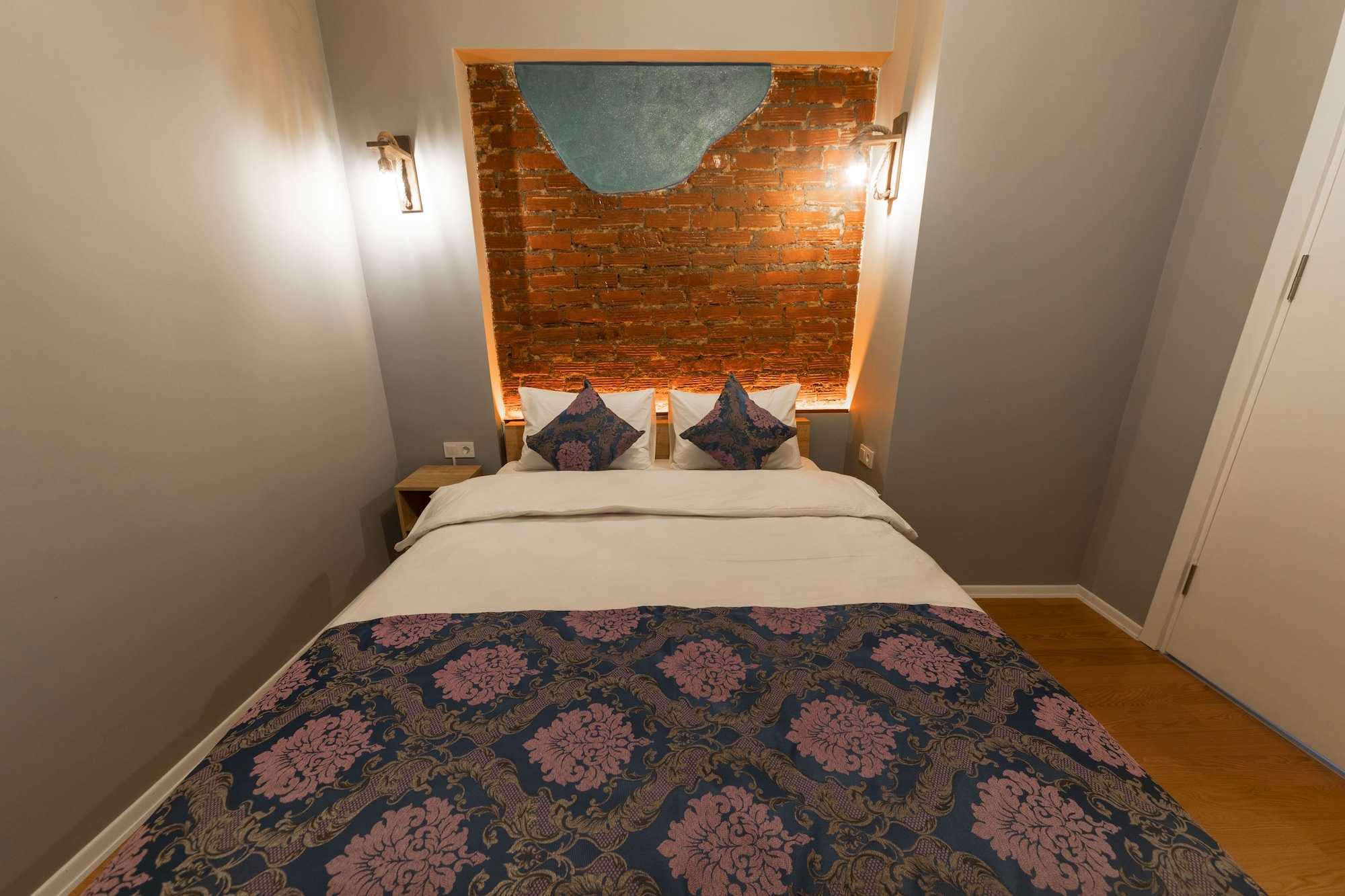 SUITE, QUEEN BED, PARTIAL SEA VIEW