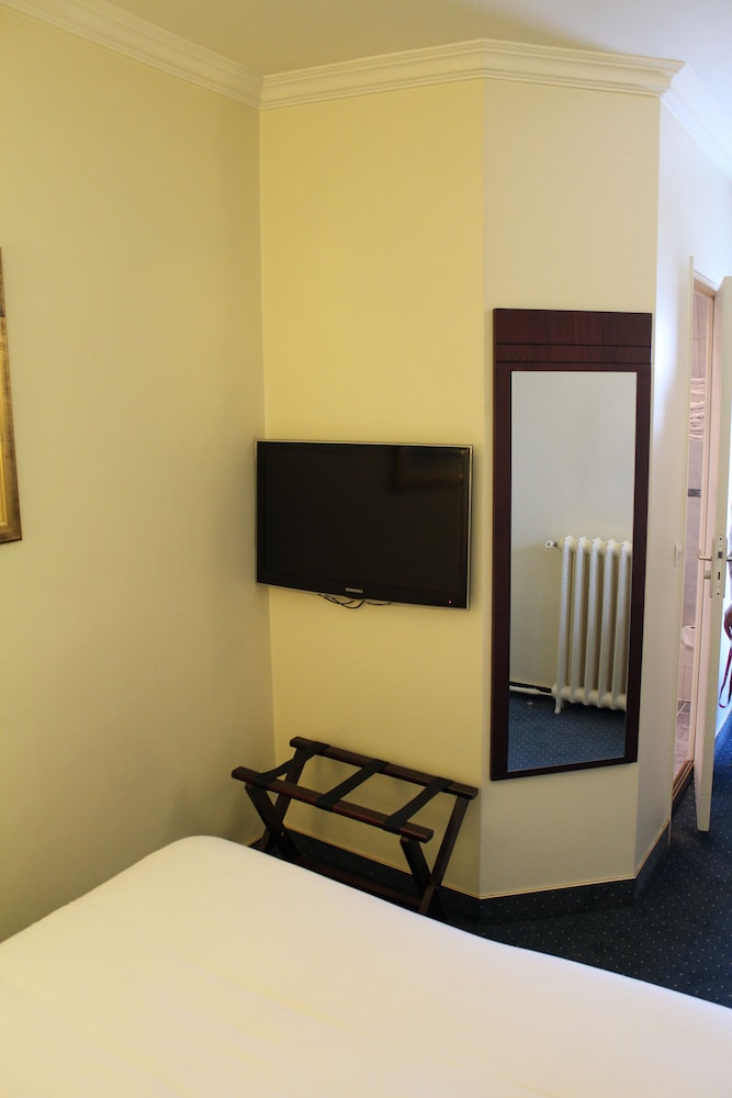 Hotel Saint Cyr Etoile 28/65