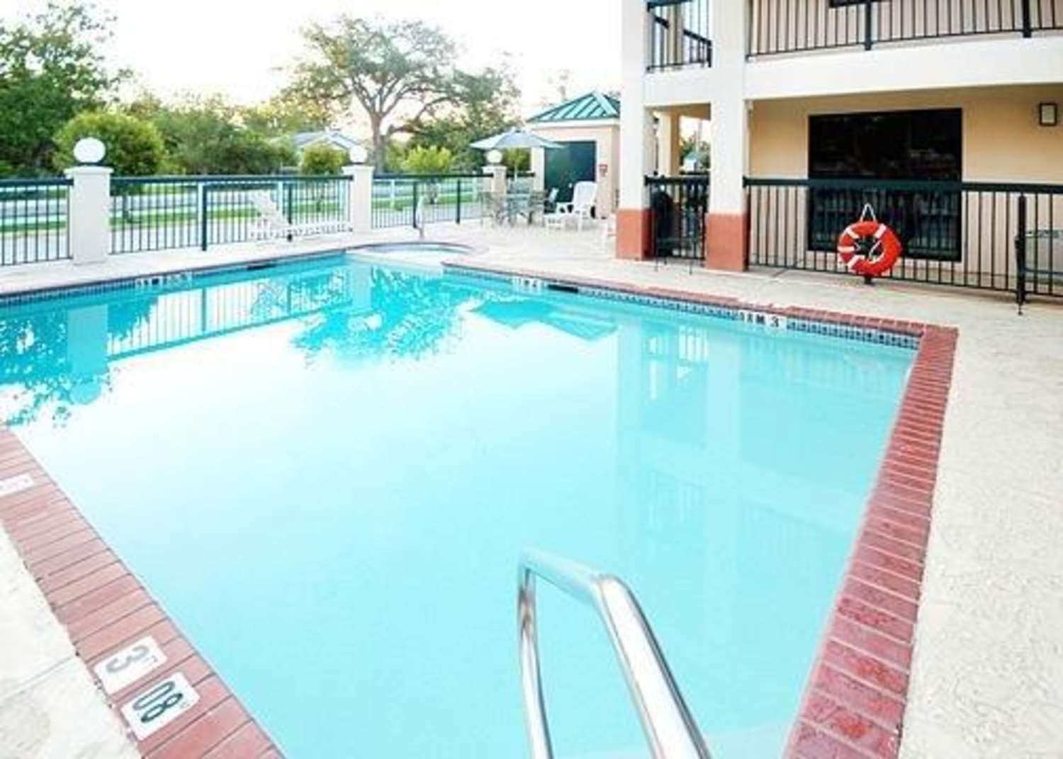 Econo Lodge Inn & Suites Ocean Springs - Biloxi 10/21