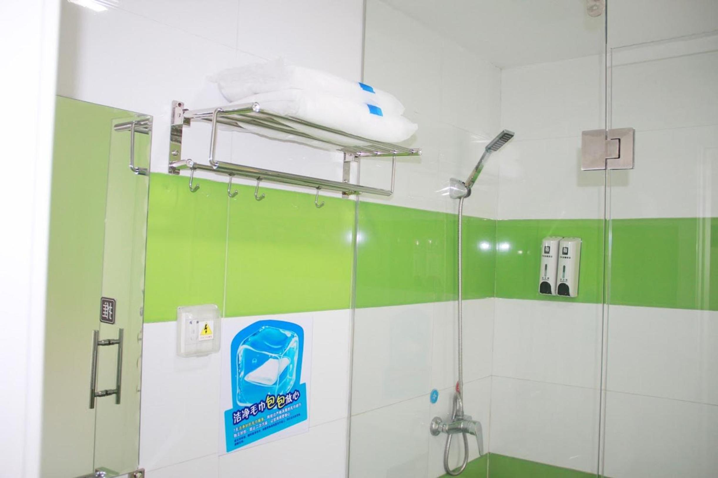 7 Days Inn (Dongguan Houjie Convention and Exhibition Center) 42/42