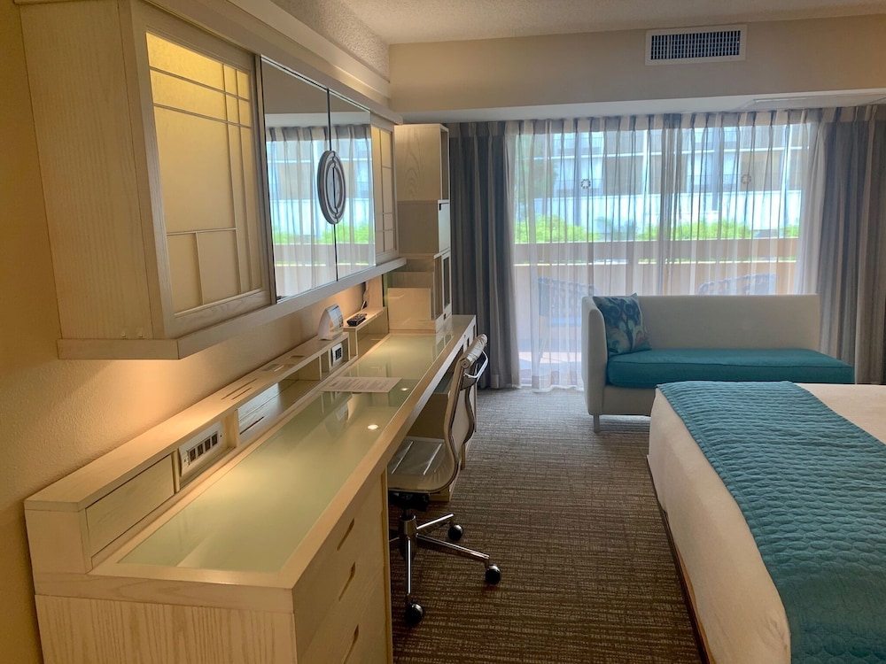 Atrium Hotel at Orange County Airport 60/61