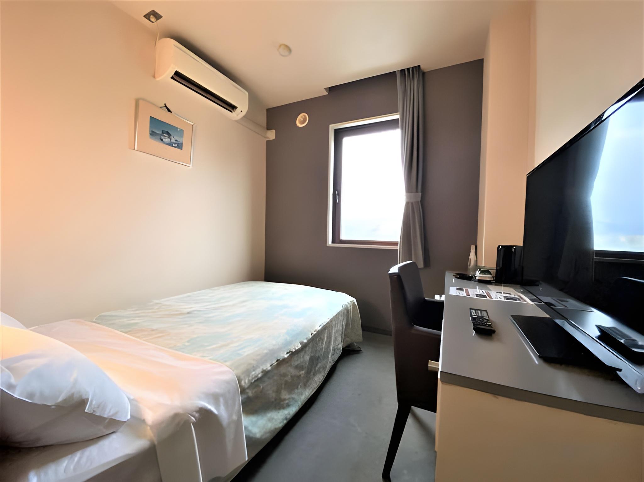 SEMI ROOM, SEMI DOUBLE BED, SMOKING