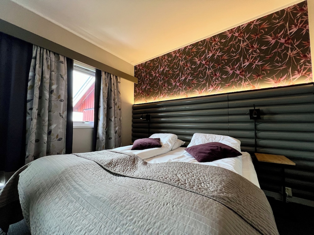 Superior, Quadruple, Murphy Bed, Queen Bed