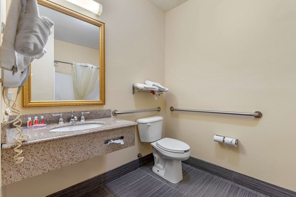 Econo Lodge Brunswick Travel Center 28/30