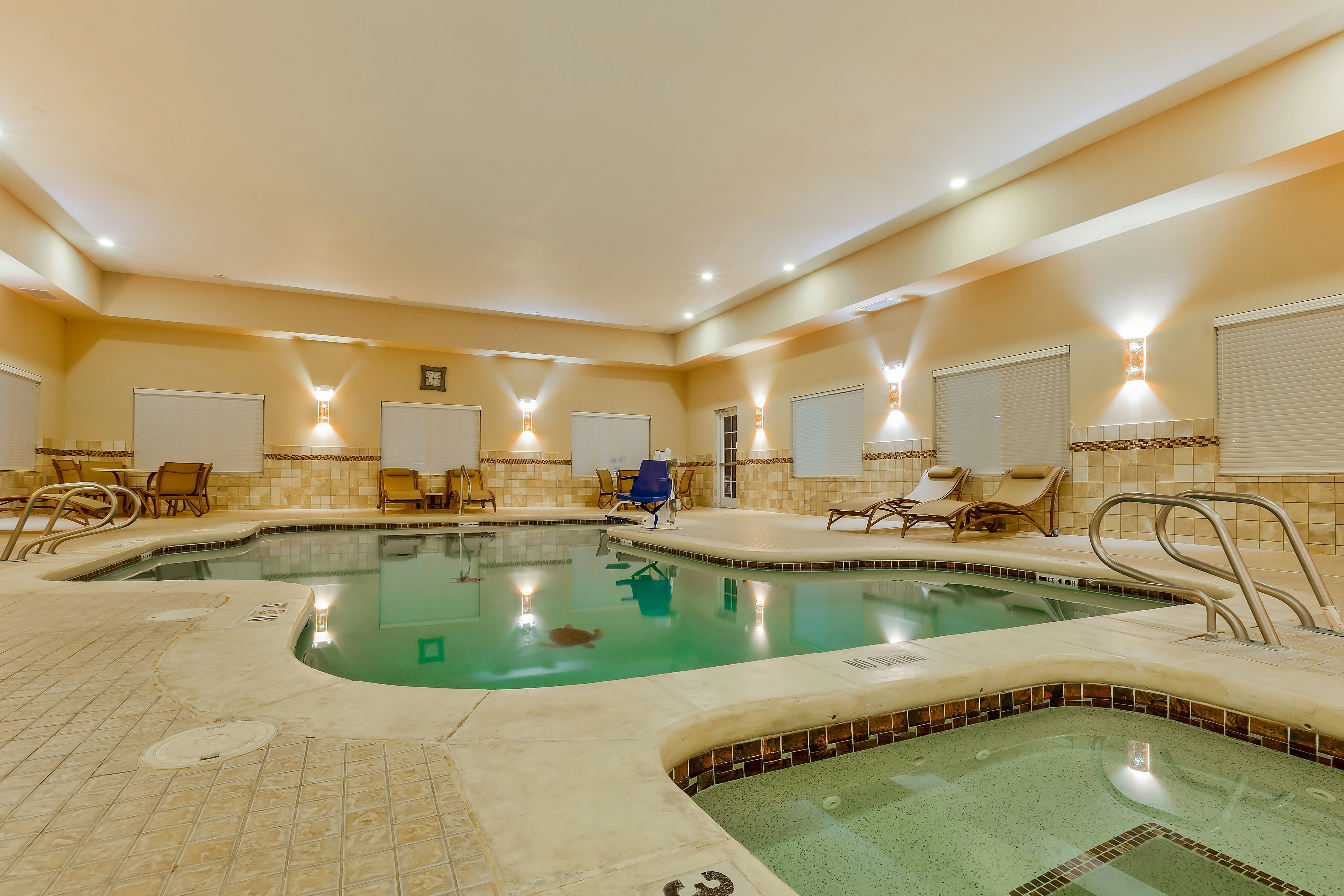 Holiday Inn Express Hotel And Suites Alpine Southeast 28/53