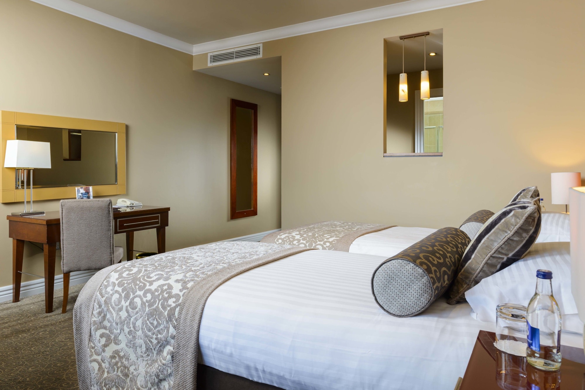 DELUXE, TWIN BEDS