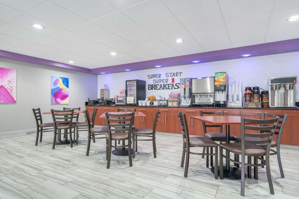 Super 8 by Wyndham Bloomington/Airport 23/31