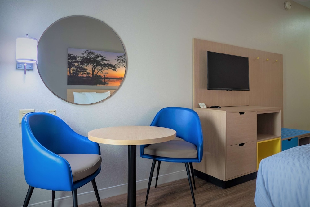 Days Inn & Suites by Wyndham Savannah North I-95 33/41