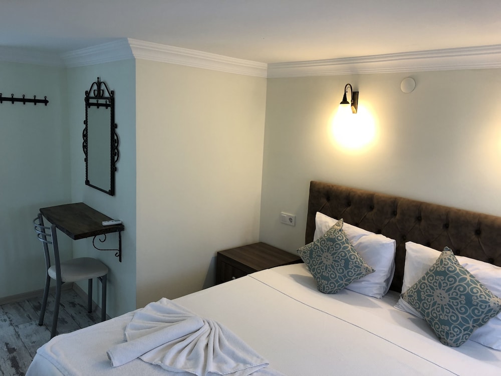 Comfort, Queen Bed, Pool View, Pool Side