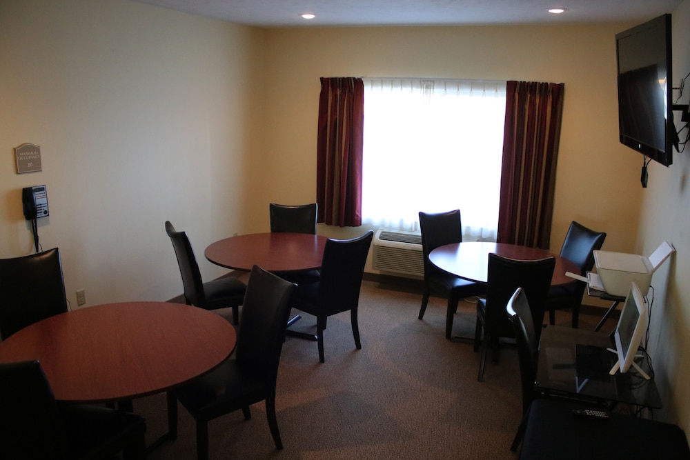 Edgewood Hotel and Suites 16/27