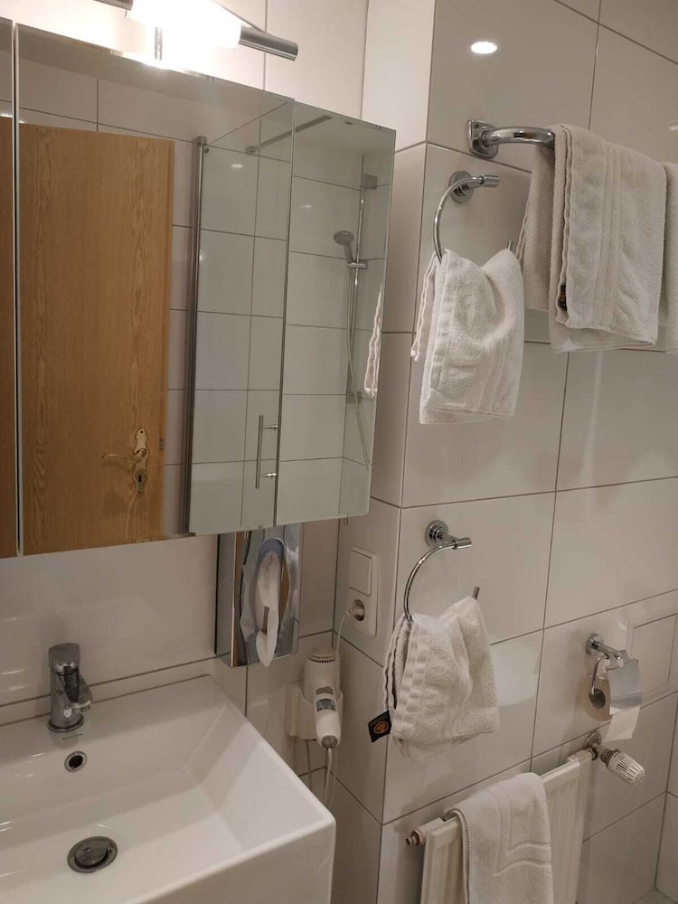 غرفة عصرية عائلية بسرير مزدوج وسرير فردي بشرفة، Hotel Waldblick 7/10