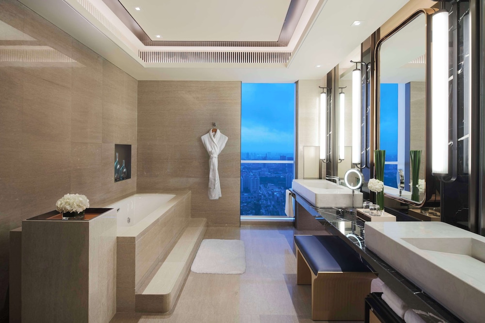 Hyatt Regency Shanghai Jiading 68/69