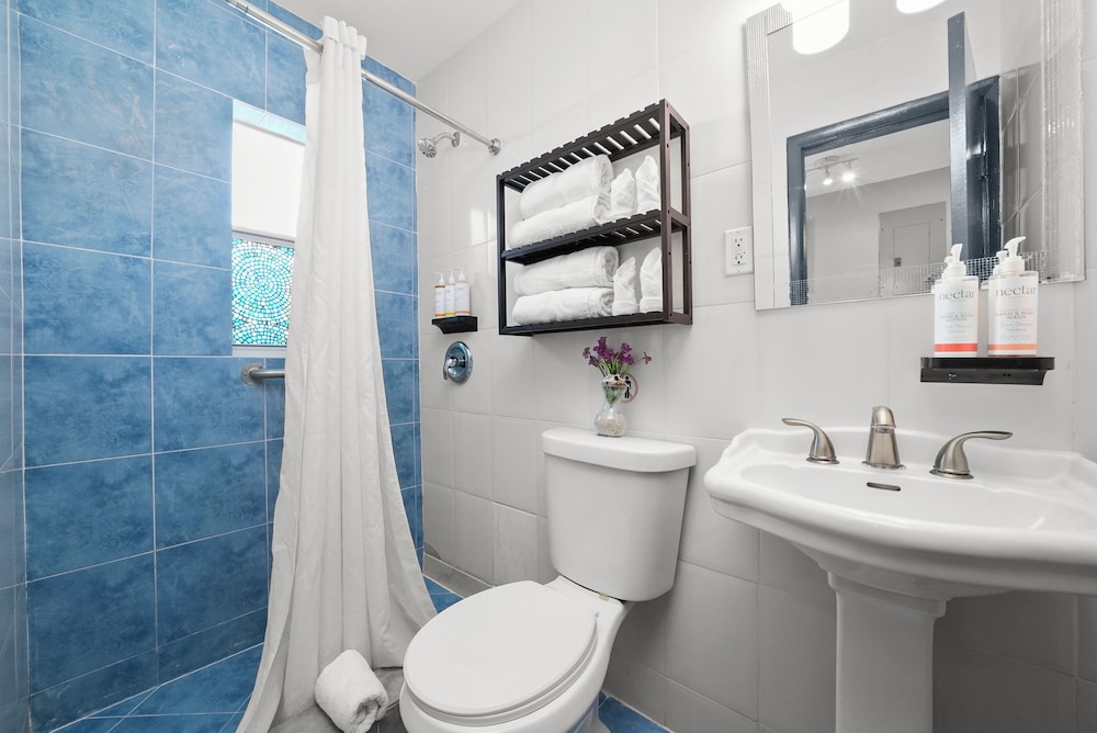 Hollywood Beach Suites Hostel Hotel 75/75