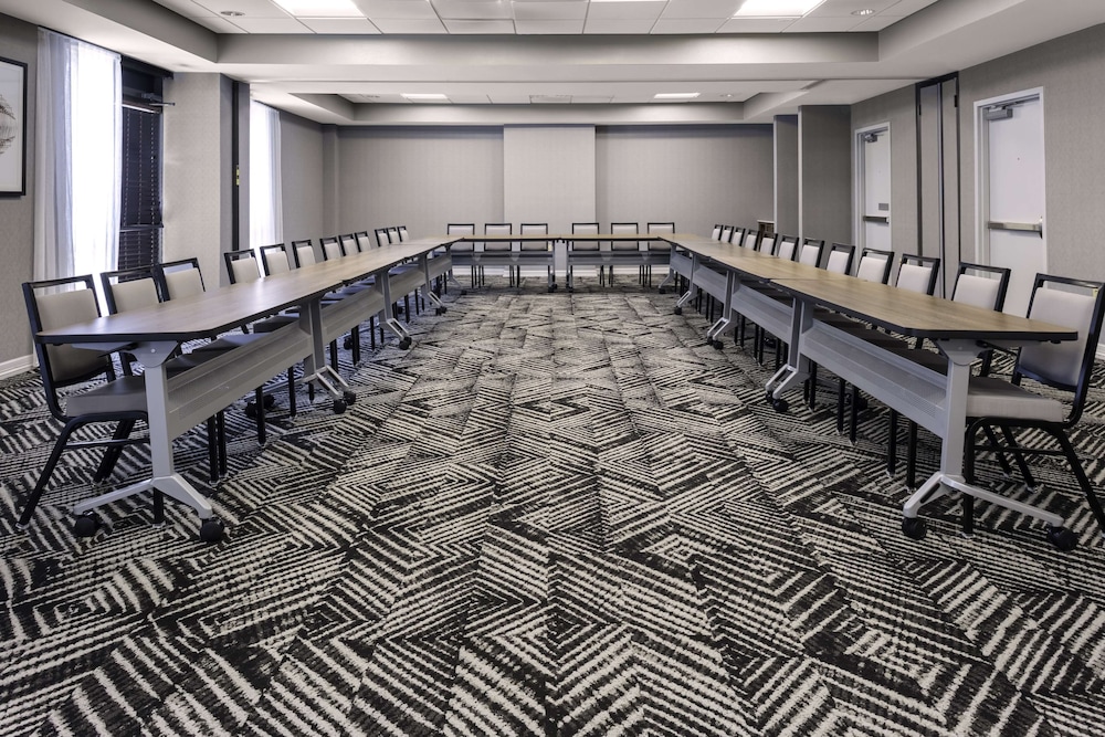 Hyatt Place Dallas/Arlington 29/59