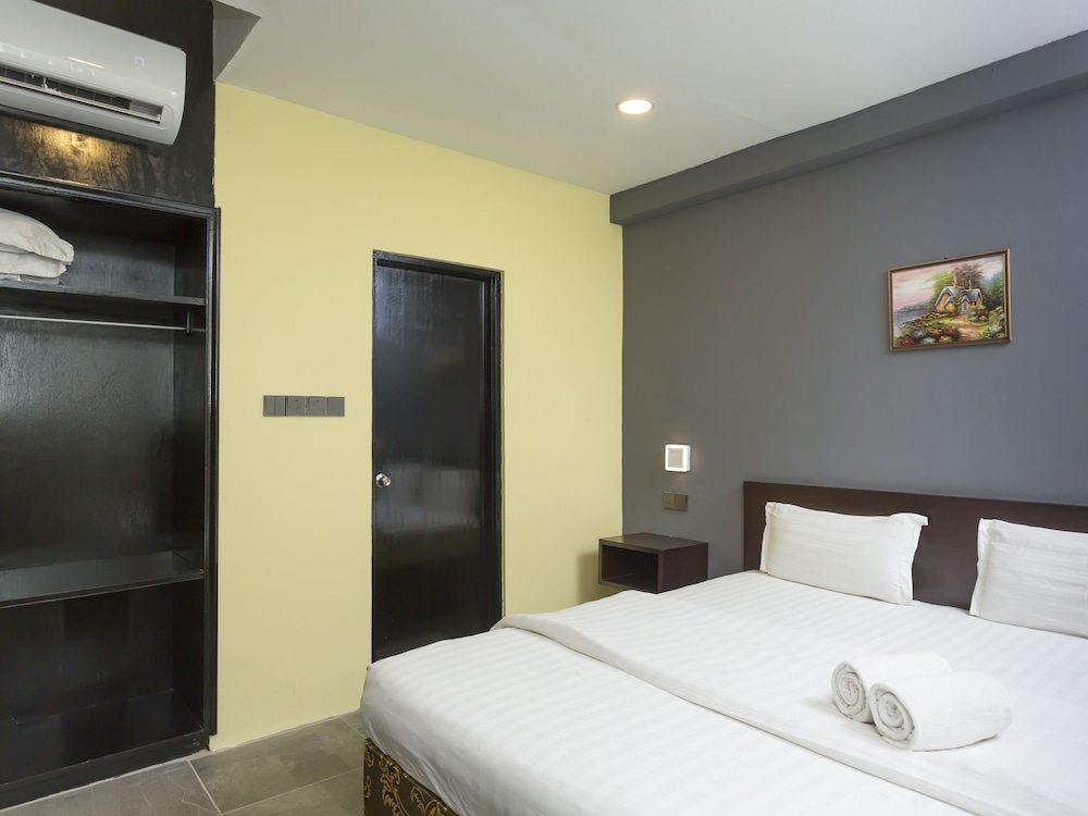 OYO 89619 De Choice Hotel 6/23