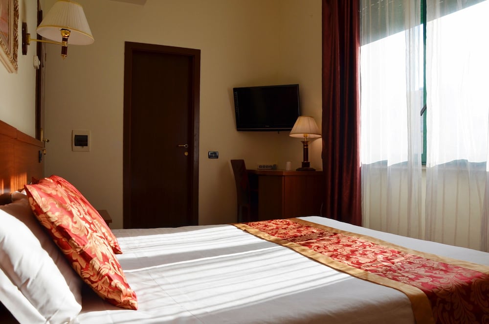 ROOM, DOUBLE BED