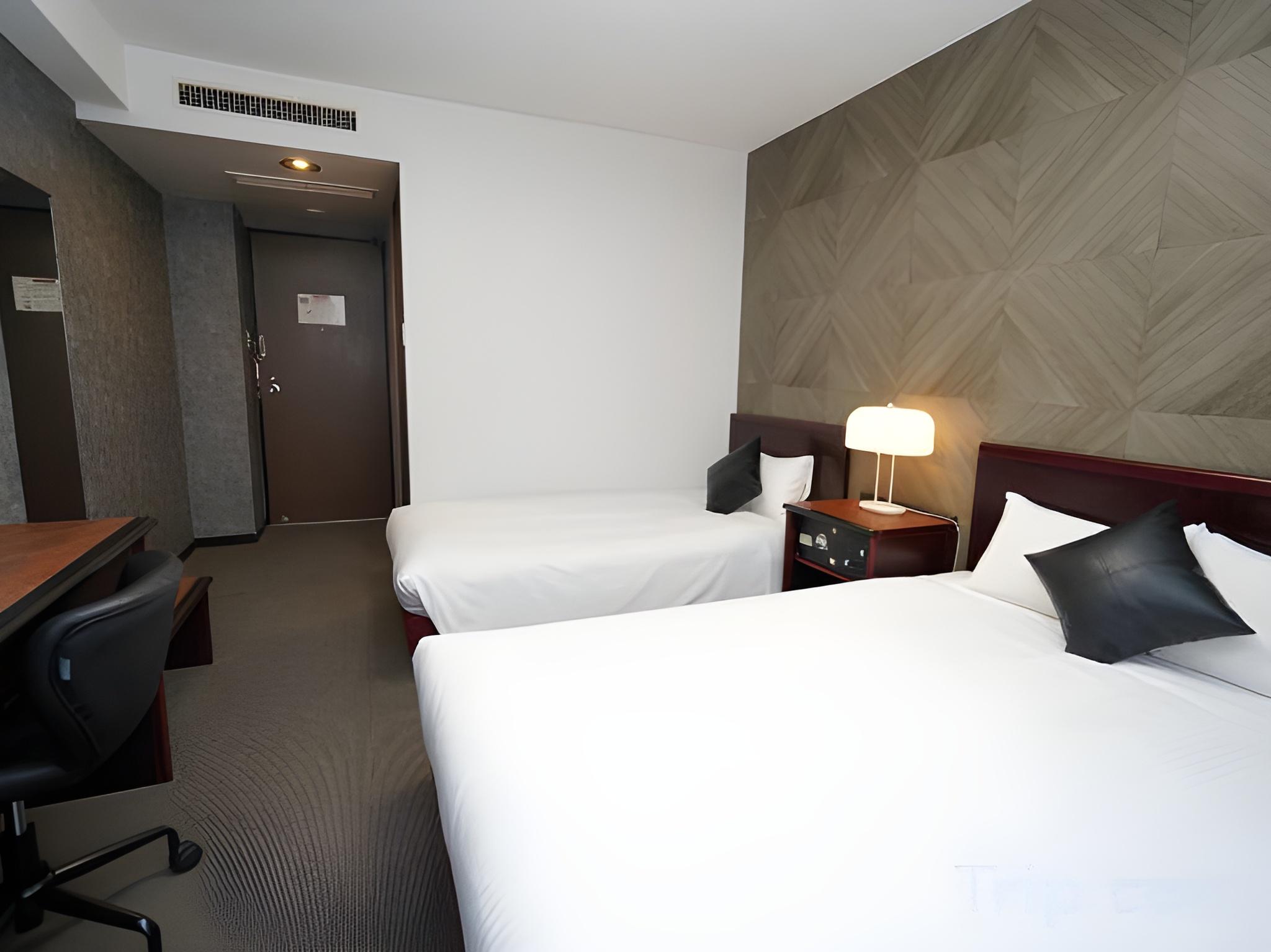 Room, Triple
