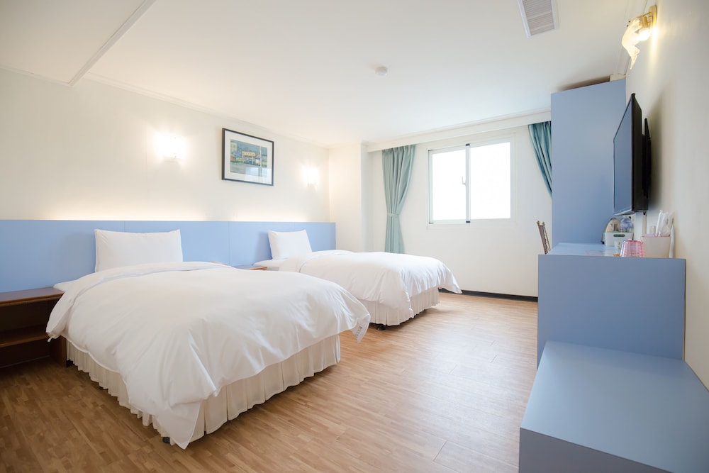 ROOM, TWIN BEDS