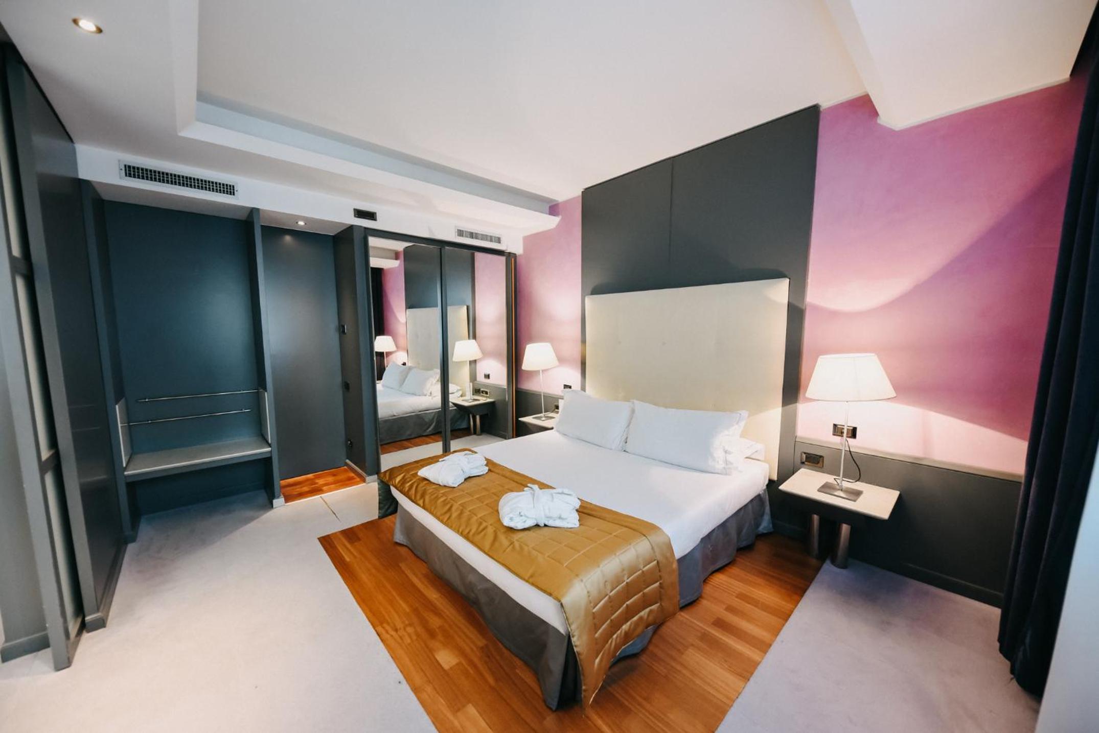 جناح جونيور، Hotel Antonella 7/10
