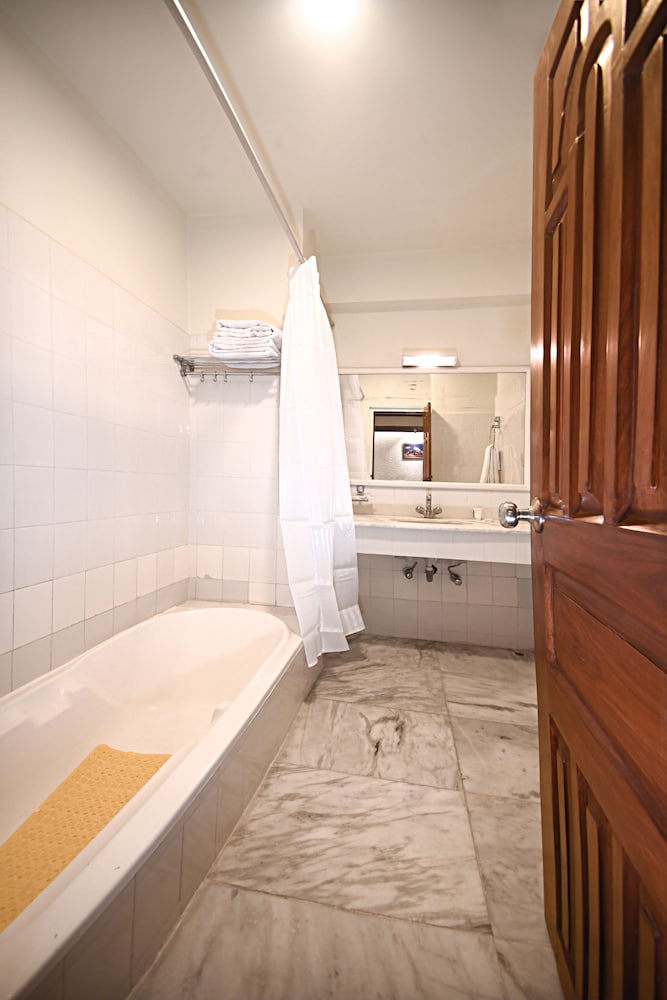Nirvana Boutique Hotel 50/50