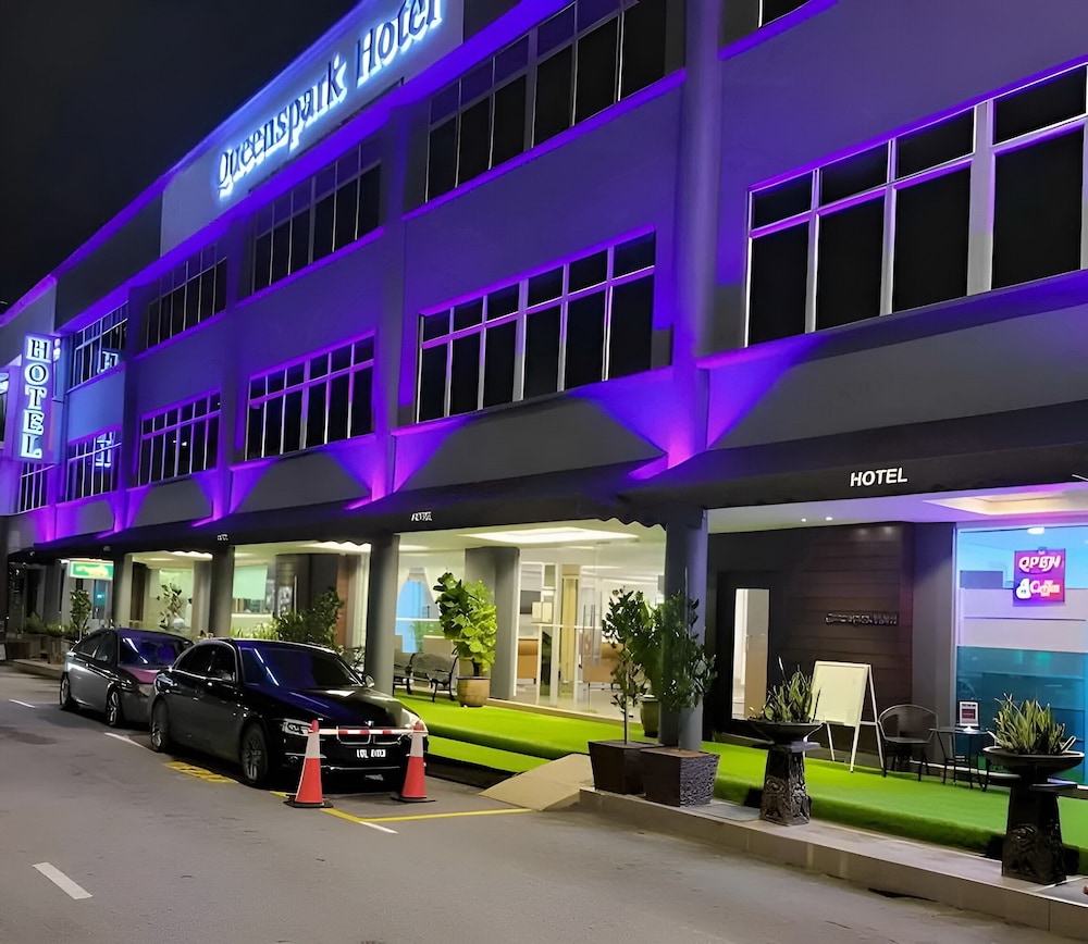 Desa Queenspark Hotel 66/77