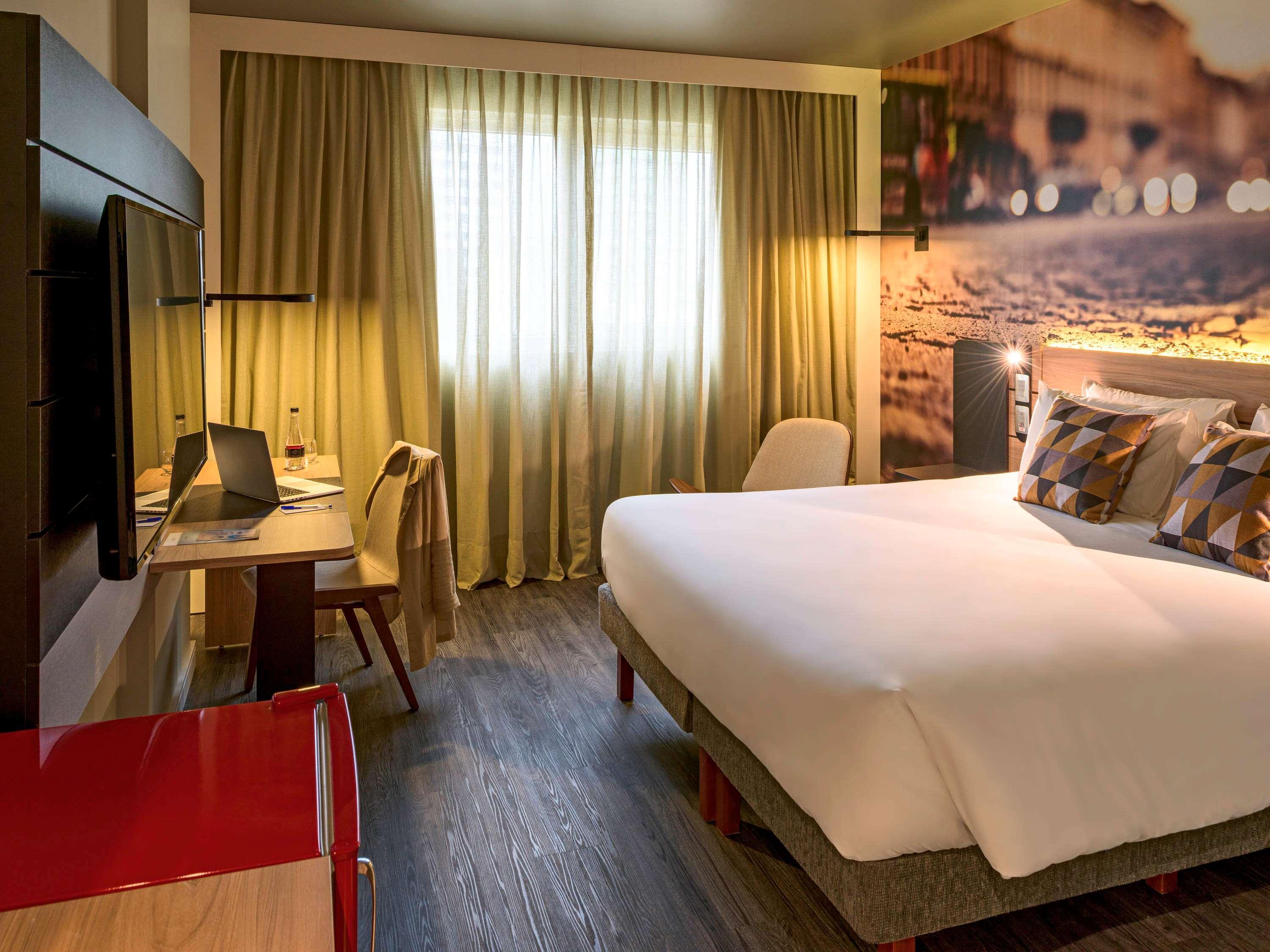EXECUTIVE, KING BED