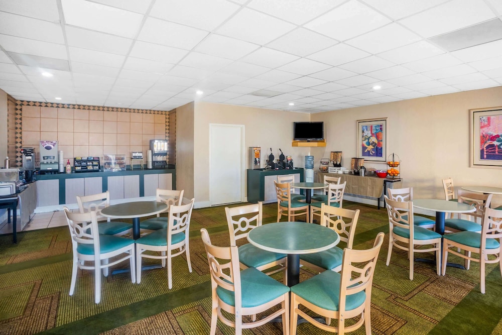 Days Inn by Wyndham Del Rio 37/55