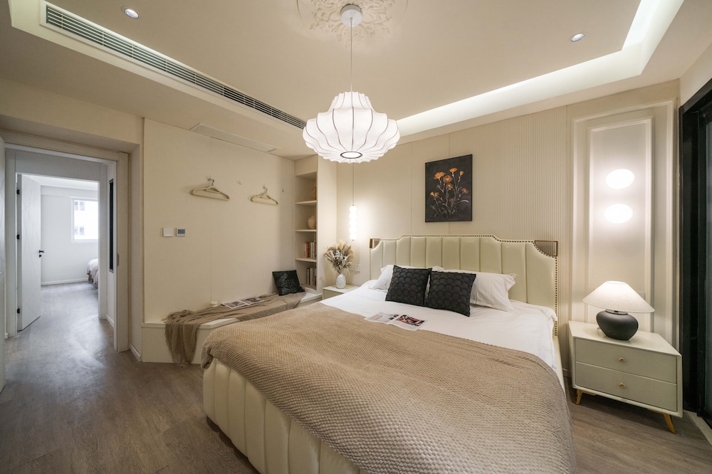 2 Bedrooms, Senior, Apartment, 1 Queen and 2 Double Beds, Bathtub، Book and Bed-People's Square 2/10