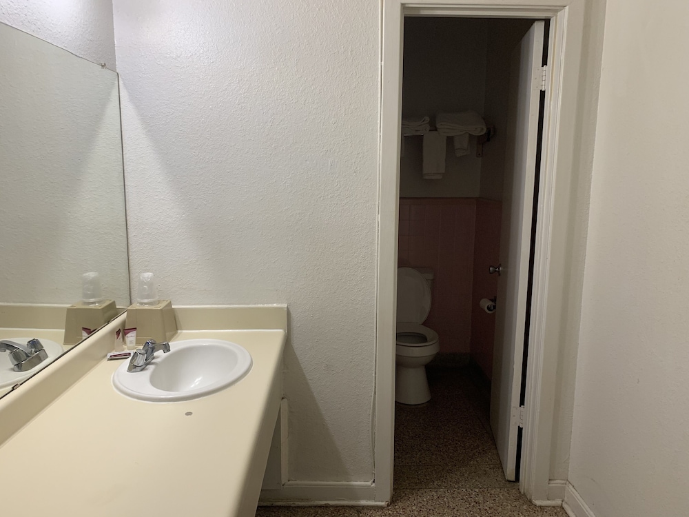 La Vista Inn 45/47
