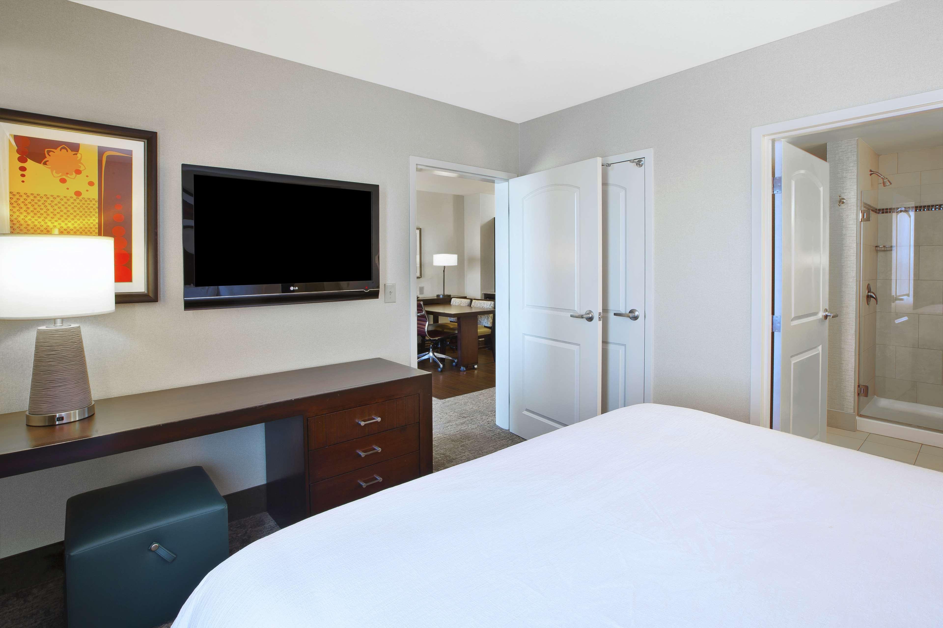 2 ROOMS, SUITE, KING BED