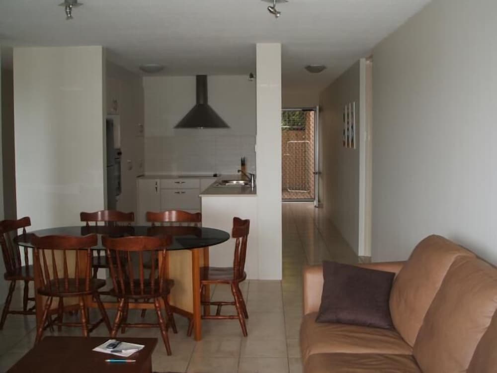 Kings Row Holiday Apartments 24/48