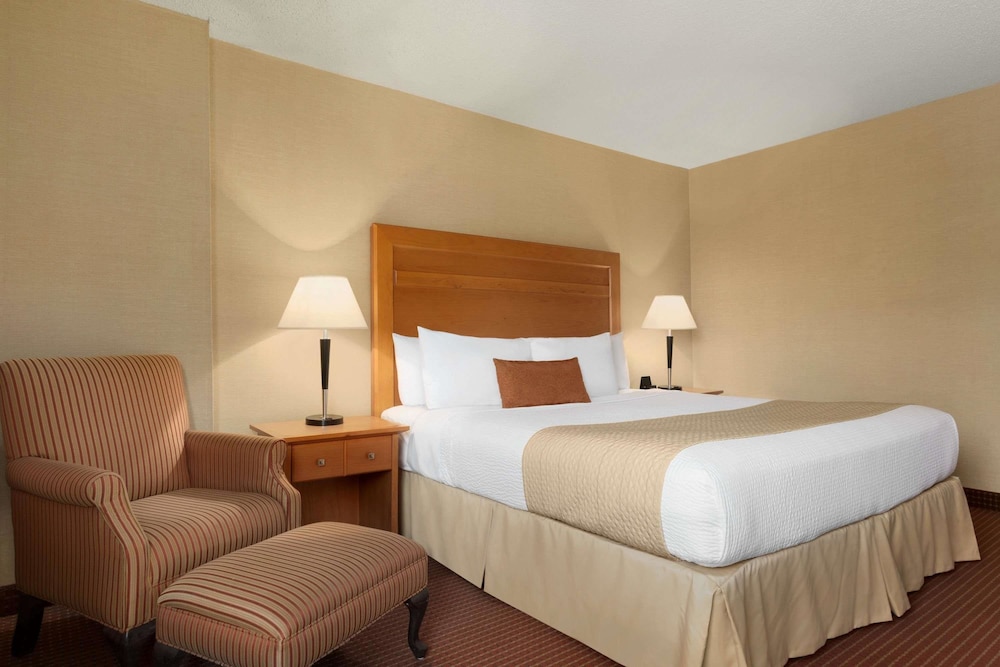 Days Inn by Wyndham Edmonton Downtown 11/38