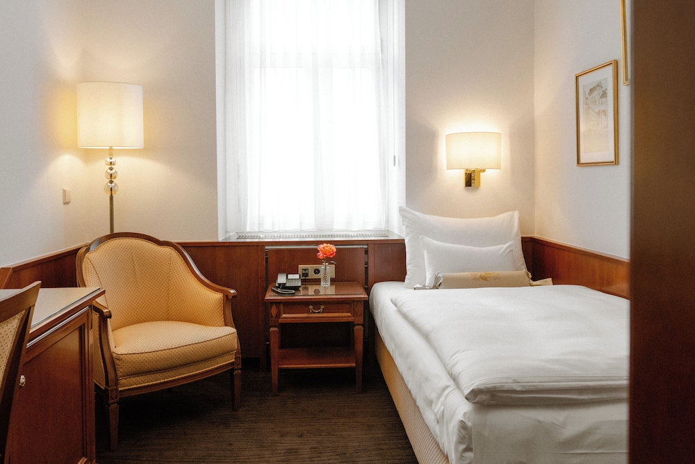 ROOM, SINGLE