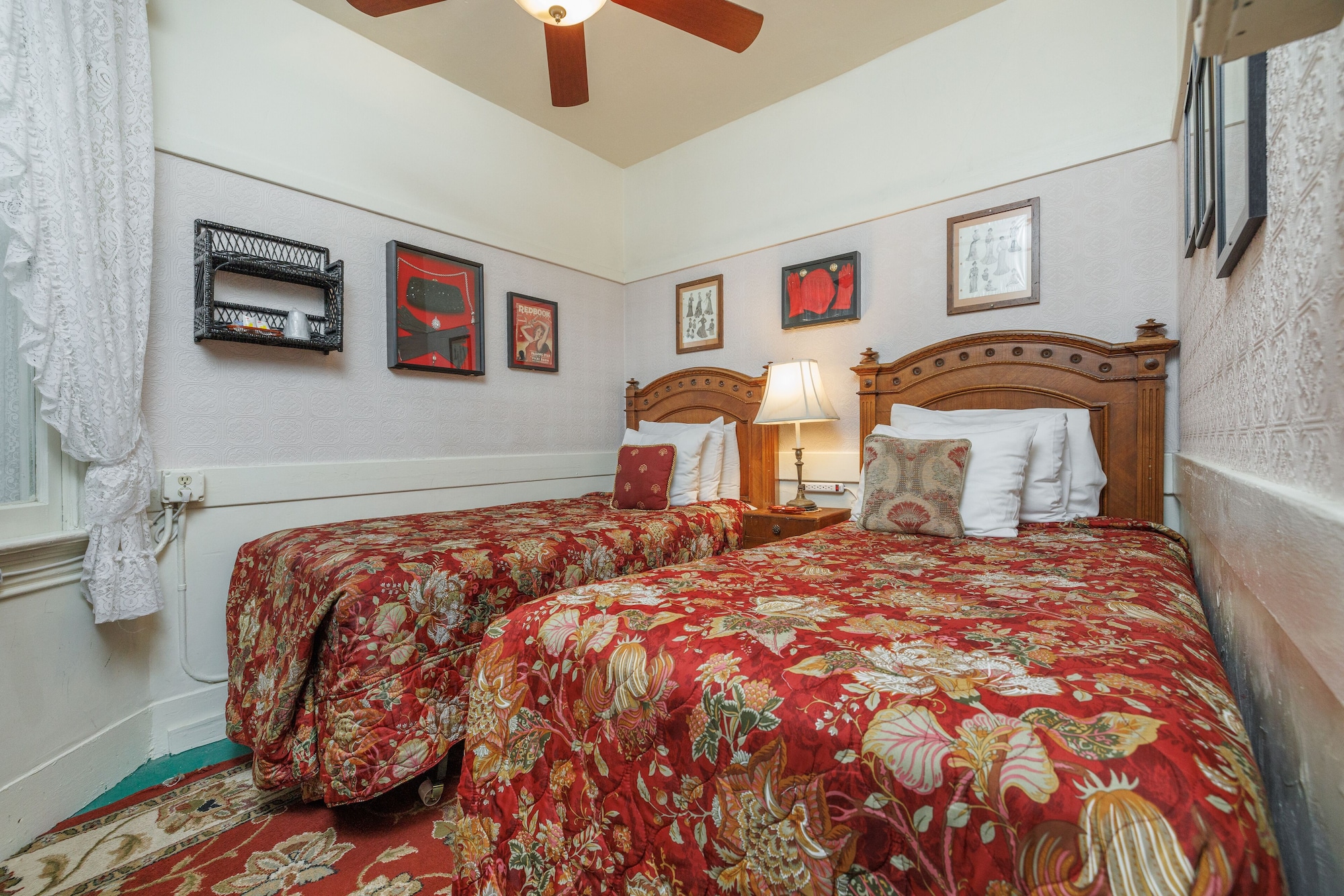 ROOM, TWIN BEDS, SHARED BATHROOM