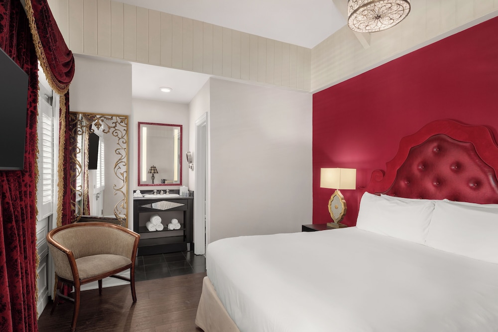 CARRIAGE HOUSE, PREMIUM, KING BED