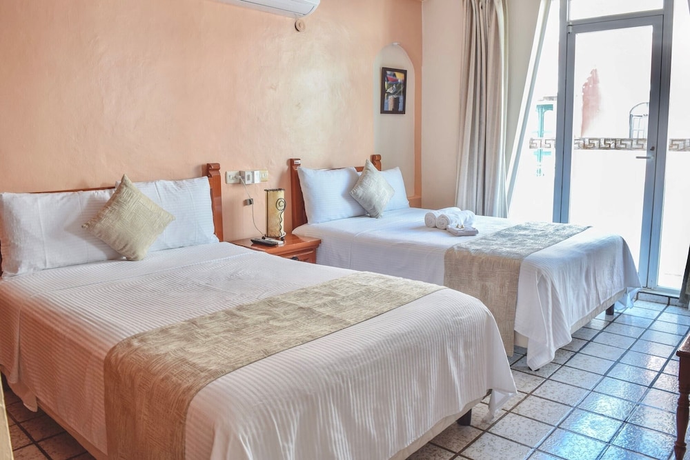 Hotel & Suites Bucaneros, Isla Mujeres 22/48