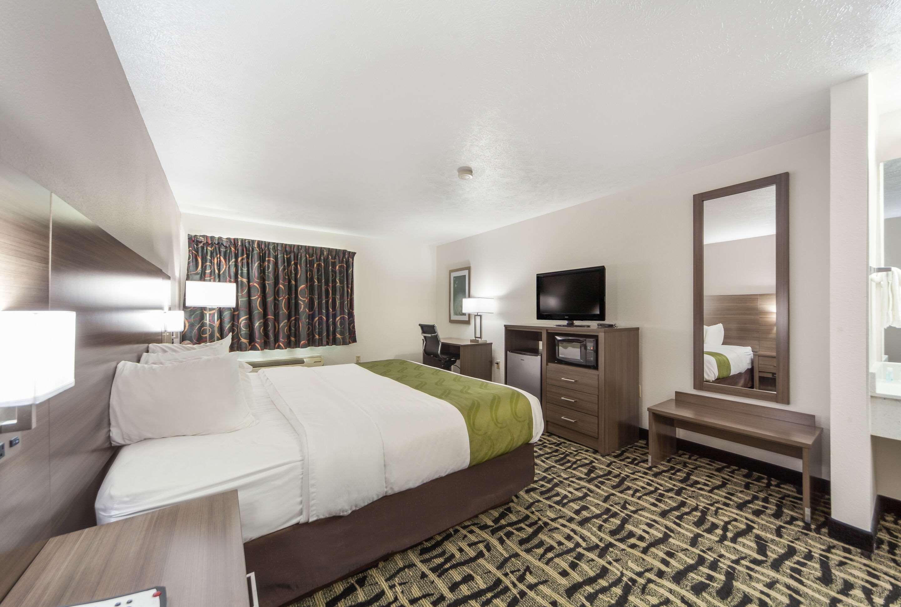 ROOM, KING BED